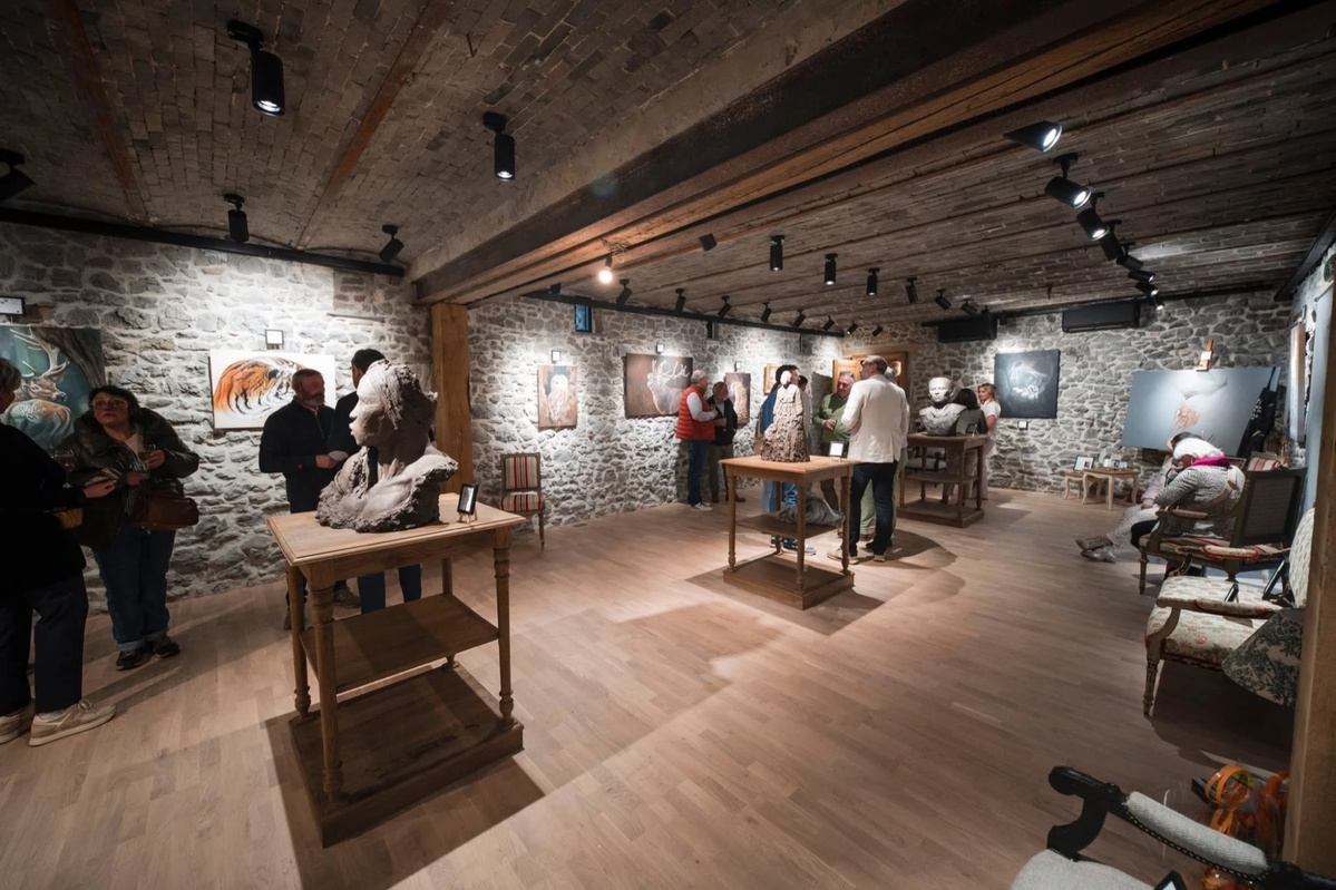 La grande salle le soir du vernissage.