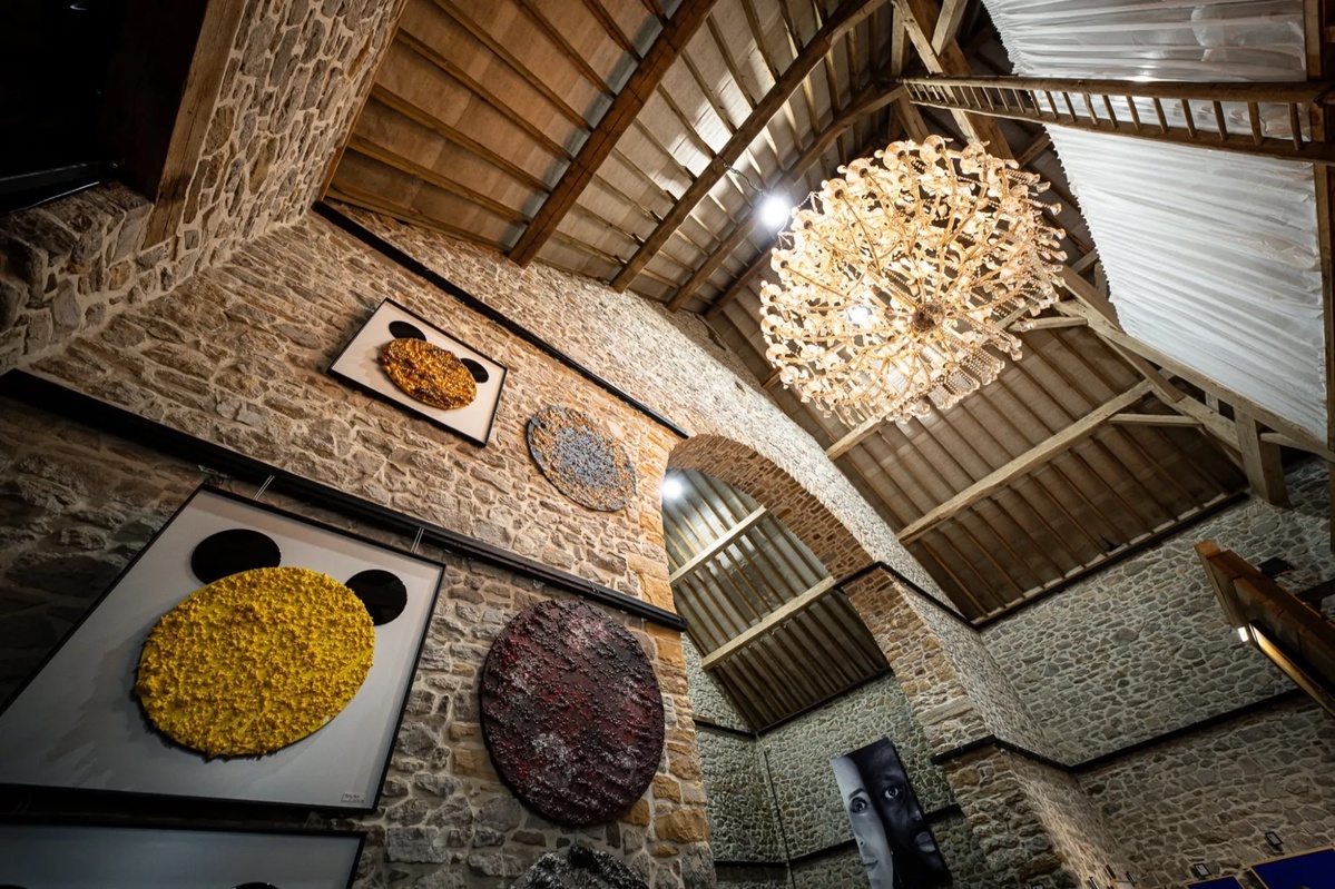 La grange, son lustre et les lunes de Pino Onali.