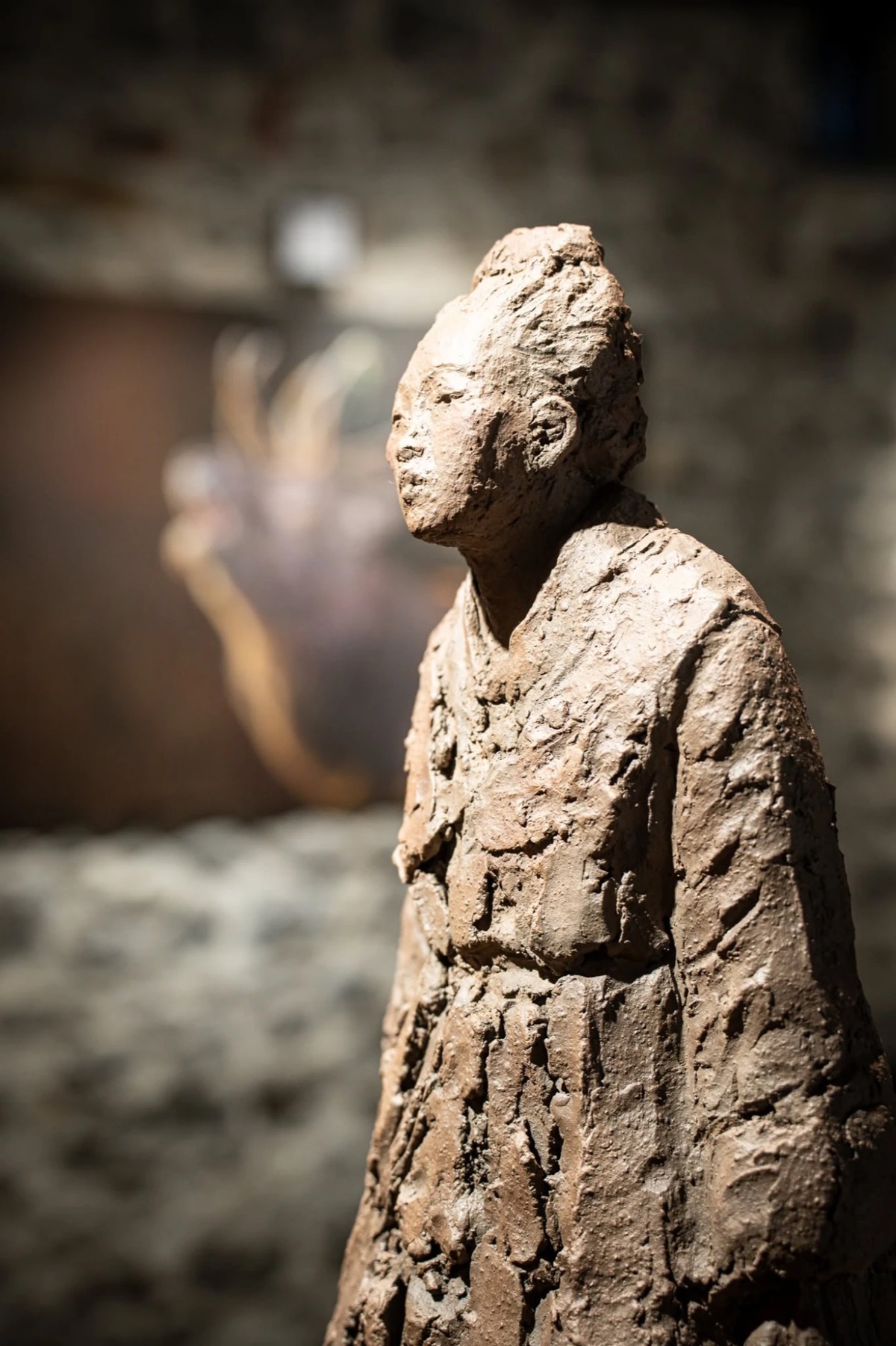 Figure en grès de Nathalie Lambert.