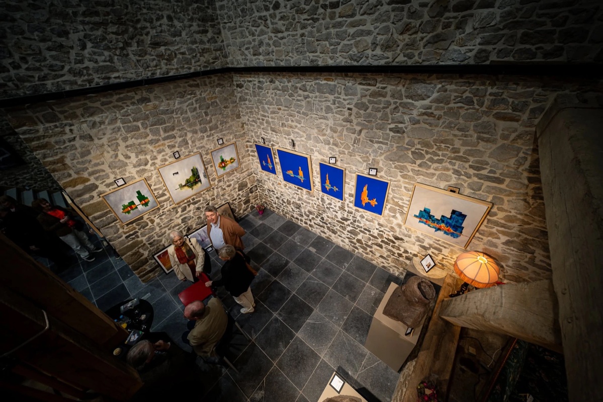 La salle du bas, toiles d'Albert Decallut.